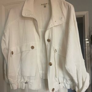 Super cute, oversized cream colored lightweight jacket perfect for fall.
